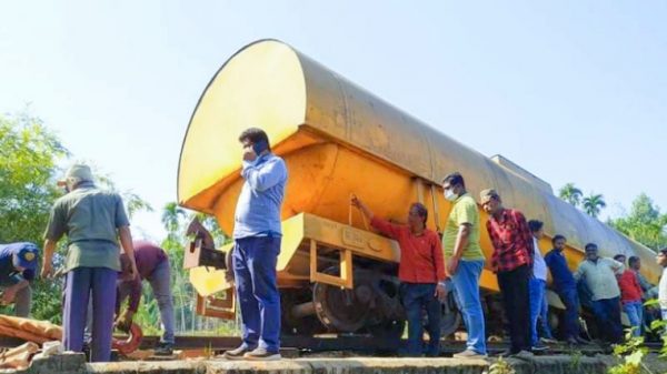 আবারো তেলবাহি ট্রেন লাইনচ্যুত, সাড়ে ৩ ঘণ্টা স্বাভাবিক - Natun Sylhet