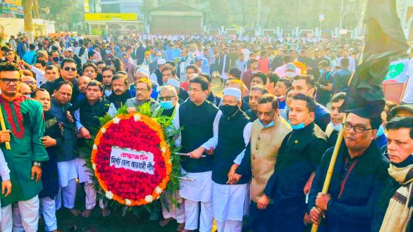 ফুল হাতে নগ্ন পায়ে শহীদ মিনারে জনতার ঢল - Natun Sylhet