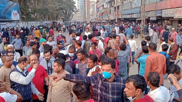পরিবহণ শ্রমিকদের স্ট্যান্ডবাজি, মেয়রের বিরুদ্ধে বিক্ষোভ - Natun Sylhet