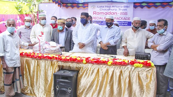 মরহুমা হাজী আফতারা বিবি চৌধুরী ট্রাষ্টের উদ্যেগে খাদ্য সামগ্রী বিতরণ - Natun Sylhet