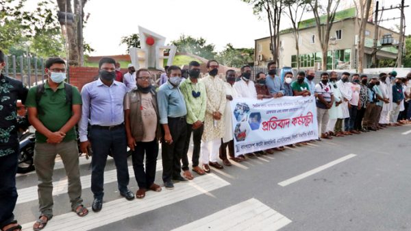 সাংবাদিক রোজিনাকে গ্রেফতার: সিলেটে মুখে কাপড় বেঁধে প্রতিবাদ - Natun Sylhet