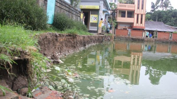 পুকুরের গার্ডওয়াল ধসে ঝুঁকিতে বহুতল ভবন - Natun Sylhet