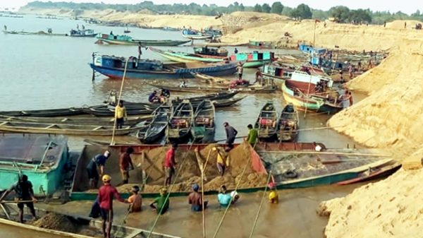 জাদুকাটায় লুটে নেওয়া ১৮ ট্রলার বোঝাই খনিজ বালু নিলামে বিক্রয় - Natun Sylhet