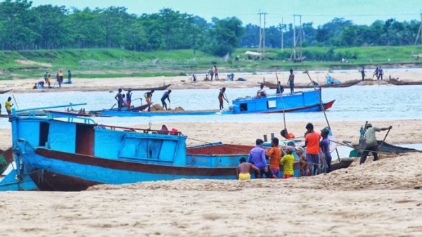 মাহারাম নদীর মুখ থেকে বালি উত্তোলনের পায়তারা, হুমকির মুখে অর্ধশত গ্রাম - Natun Sylhet