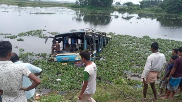 সুনামগঞ্জে বাস খালে পড়ে নিহত ১, আহত ৫ - Natun Sylhet