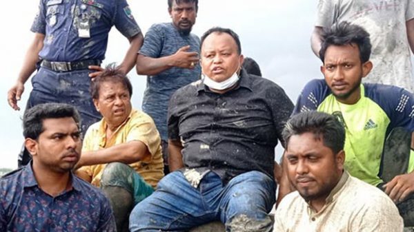 এমপির গায়ে কাদা ছুড়ে মারলেন বিক্ষুব্ধ জনতা - Natun Sylhet