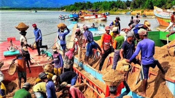 জাদুকাটা বালু মহাল খুলে দেওয়ায় লাখো শ্রমিক পরিবারে হাসির ঝিলিক - Natun Sylhet