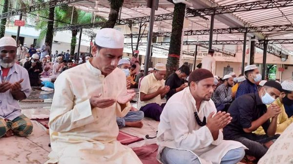 সিলেটে  ঈদ জামাতে করোনা মুক্তির ফরিয়াদ - Natun Sylhet