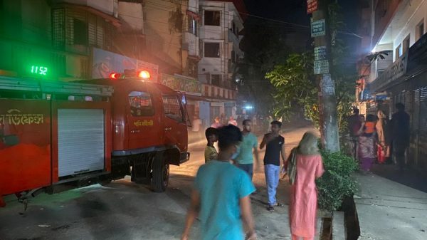 সিলেটে মধ্যরাতে বহুতল ভবনে অগ্নিকাণ্ড, আতঙ্কিত বাসিন্দারা - Natun Sylhet