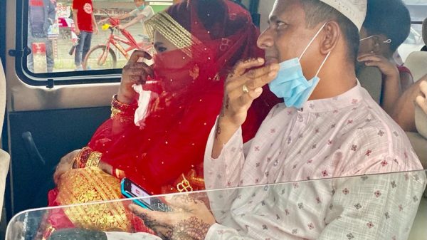 লকডাউনে সীমিত পরিসরে বিয়ে : জরিমানা দিয়ে বাড়ি ফিরলেন বর-কনে - Natun Sylhet
