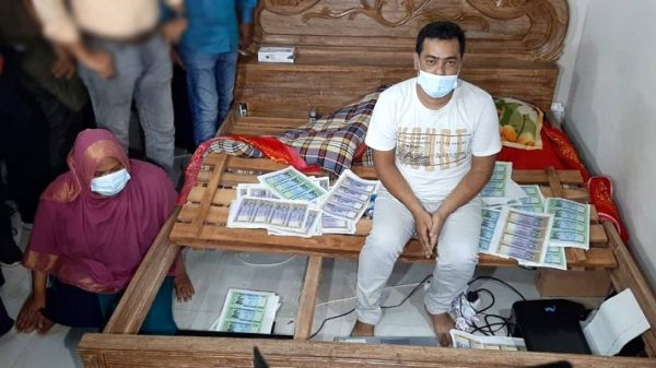 ঘরের মধ্যে স্বামী-স্ত্রীর জালনোটের কারখানা - Natun Sylhet