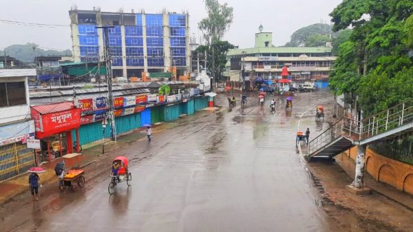 লকডাউন আর বৃষ্টিতে ফাঁকা সিলেট! - Natun Sylhet