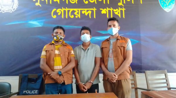 দোয়ারাবাজারে ২০ বস্তা চাপাতাসহ চোরাকারবারী গ্রেফতার - Natun Sylhet