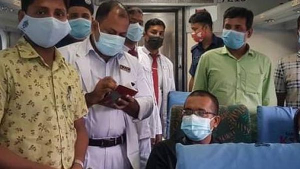 বিনা টিকেটে ভ্রমণে দায়ে ৪ ট্রেনে ২৬৫ যাত্রীকে জরিমানা - Natun Sylhet