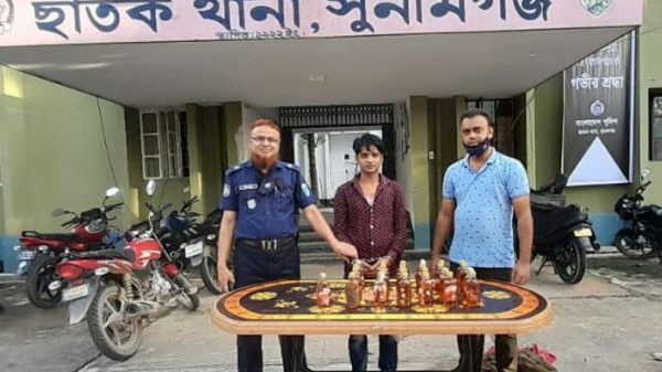 ছাতকে ২৫ বোতল মদসহ অটোরিকশা চালক আটক - Natun Sylhet