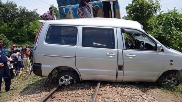 কুলাউড়ায় ট্রেনের ধাক্কায় মাইক্রোবাসের চুর্ণবিচুর্ণ, নিহত ২ - Natun Sylhet