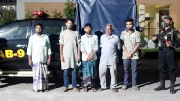 সিলেটে চোলাই মদসহ ৫ মাদক ব্যবসায়ী গ্রেফতার - Natun Sylhet