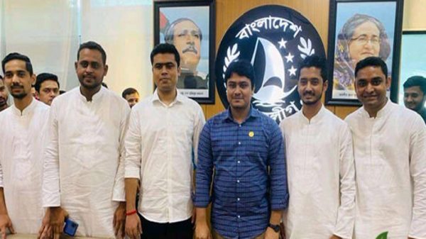 জয় ও লেখককে ফুলেল শুভেচ্ছা জানালো জেলা ও মহানগর ছাত্রলীগ - Natun Sylhet