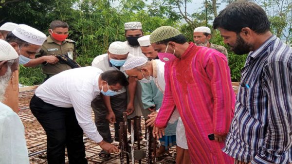 তাহিরপুরে মসজিদের ছাদ ঢালাইয়ের কাজ উদ্বোধন করলেন ইউএনও - Natun Sylhet