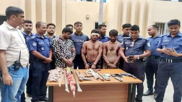 সিলেটে সরঞ্জাম ও অস্ত্রসহ ৩ ডাকাত আটক - Natun Sylhet