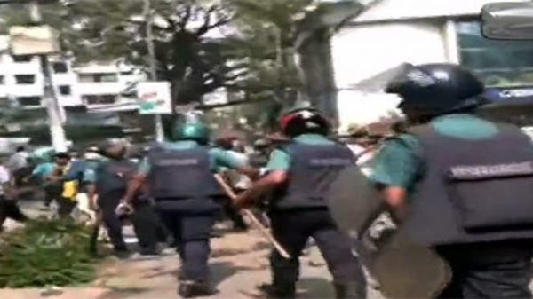 নয়াপল্টনে পুলিশ-বিএনপি ধাওয়া-পাল্টা ধাওয়া, লাঠিচার্জ - Natun Sylhet