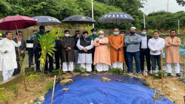 এড. লুৎফুর রহমানের কবর জিয়ারত করলেন ড. মোমেন - Natun Sylhet