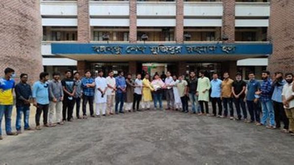শাবিতে নতুন প্রভোস্টকে ছাত্রলীগের ফুলেল শুভেচ্ছা - Natun Sylhet
