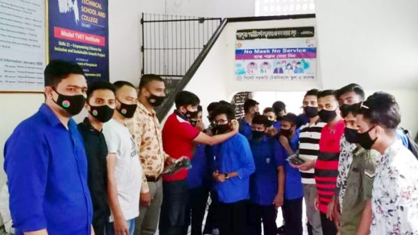সিলেটে ছাত্রদলের মাস্ক ও স্যানিটাইজার বিতরণ - Natun Sylhet
