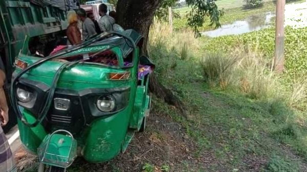 ছাতকে ট্রাকের ধাক্কায় দুমড়ে মুছড়ে গেলো অটোরিকশা, নিহত ২ - Natun Sylhet