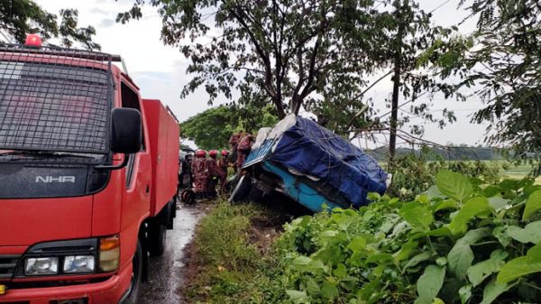 সিলেটে নিয়ন্ত্রণ হারিয়ে ট্রাক গাছের সাথে ধাক্কা, আহত ২ - Natun Sylhet