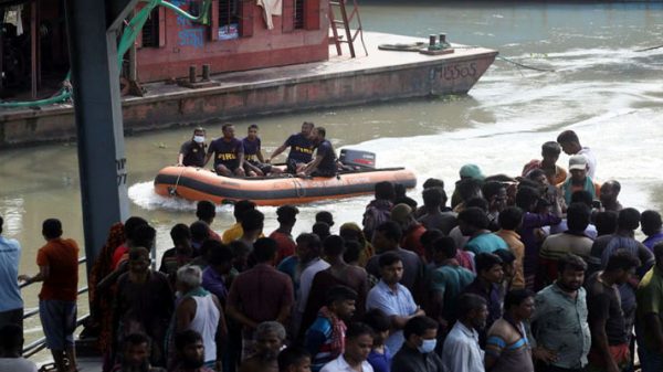 তুরাগে ট্রলারডুবি: ৩ জনের মরদেহ উদ্ধার, নিখোঁজ ৭ - Natun Sylhet