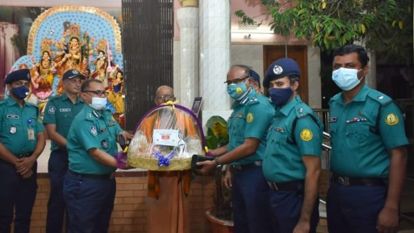 দুর্গাপূজায় শুভেচ্ছা জানাতে মন্ডপে মন্ডপে এসএমপি কমিশনার - Natun Sylhet
