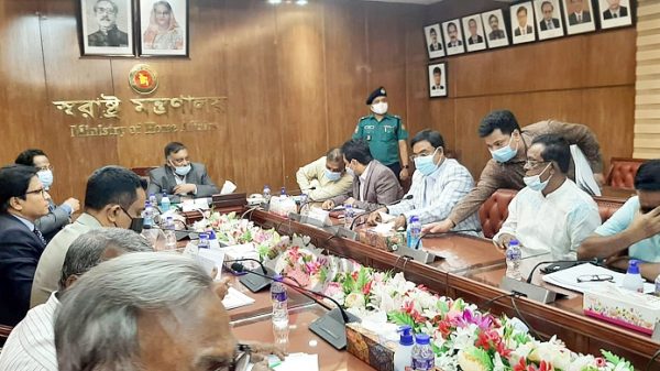 ট্রাক মালিক-শ্রমিকদের সঙ্গে বৈঠকে স্বরাষ্ট্রমন্ত্রী - Natun Sylhet