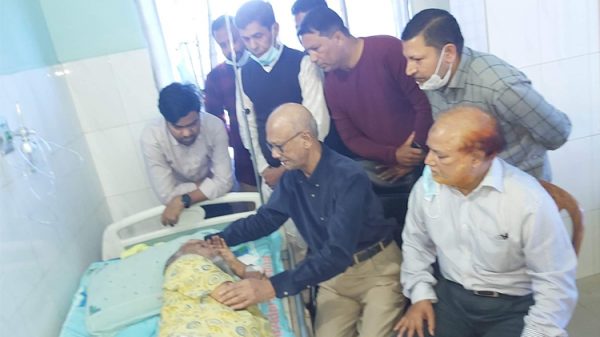 অ্যাডভোকেট ইকবালকে দেখতে হাসপাতালে সাবেক শিক্ষামন্ত্রী নাহিদ - Natun Sylhet