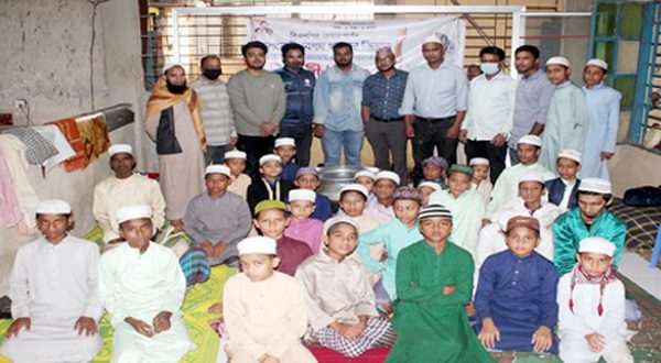 খালেদা জিয়ার সুস্থতায় ছাত্রদলের শিরণী বিতরণ - Natun Sylhet