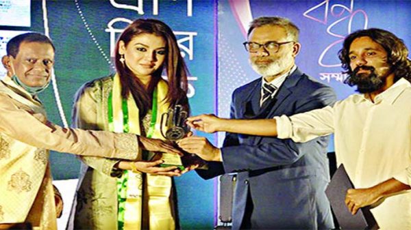 যুক্তরাষ্ট্র থেকে ফিরেই সম্মাননা পেলেন অভিনেত্রী জয়া - Natun Sylhet