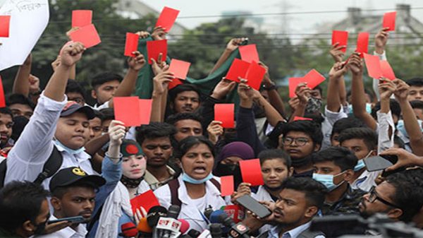 লাল কার্ড হাতে নিয়ে রামপুরা রাস্তায় শিক্ষার্থীরা - Natun Sylhet