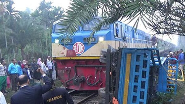 নাটোরে ট্রেন-ট্রাক সংঘর্ষ, ৫ ঘণ্টা পর উত্তরাঞ্চলের সঙ্গে রেল যোগাযোগ শুরু - Natun Sylhet
