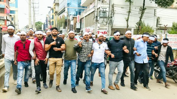 খালেদা জিয়ার মুক্তি ও বিদেশে সু-চিকিৎসার দাবিতে ছাত্রদলের কাফনের কাপড় পড়ে মিছিল - Natun Sylhet