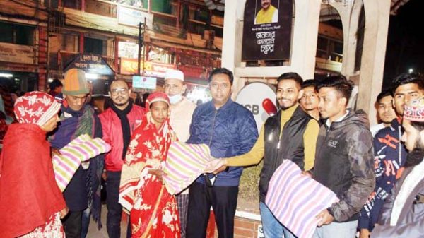 মরহুম কামরান পরিবার'র পক্ষ থেকে শীতার্ত মানুষের মাঝে শীতবস্ত্র বিতরণ