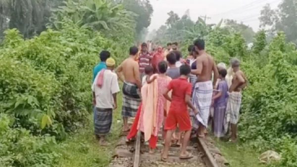 স্বামীর সঙ্গে অভিমান: শিশু সন্তান নি‌য়ে ট্রেনের নি‌চে ঝাপ গৃহবধূর! - Natun Sylhet