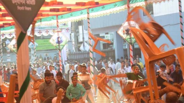 সিলেটে বিএনপির সমাবেশের শুরুতে নেতাকর্মী চেয়ার ছোড়াছুড়ি - Natun Sylhet