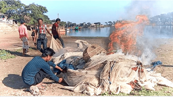 টাঙ্গুয়ার হাওরে নিষিদ্ধ জাল জব্দ, আগুনে পুড়িয়ে ধ্বংস - Natun Sylhet