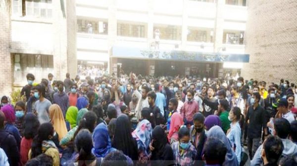 শাবির হলে হলে শিক্ষার্থীদের তালা, হলগুলো শিক্ষার্থীদের নিয়ন্ত্রণে - Natun Sylhet