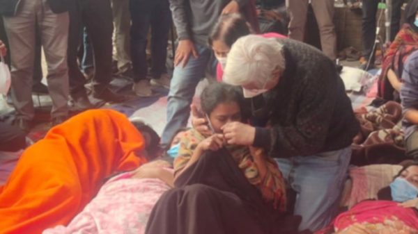 ড. জাফর ইকবালের হাতেই অনশন ভাঙলেন শিক্ষার্থীরা - Natun Sylhet