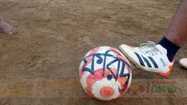 শাবিতে শিক্ষার্থীদের ‘জুতোর’ নীচে `ফরিদ' - Natun Sylhet