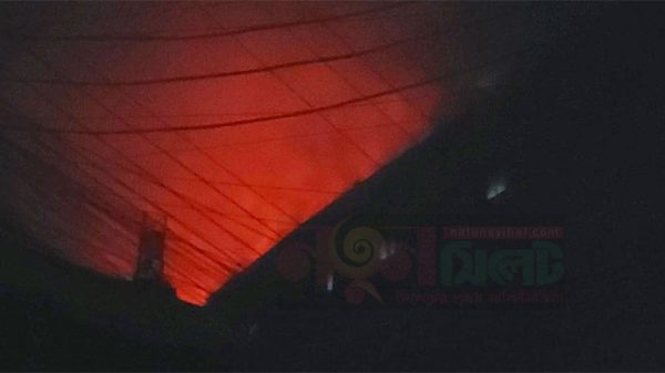 সিলেটে শপিং সেন্টারে ভয়াবহ অগ্নিকান্ড! - Natun Sylhet