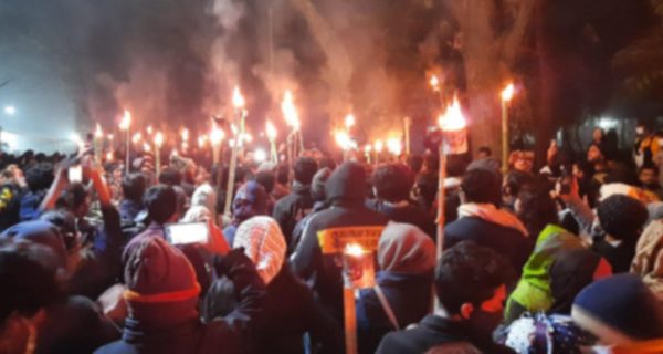 শাবিতে গভীর রাতে হাজারো শিক্ষার্থীর মশাল মিছিল - Natun Sylhet