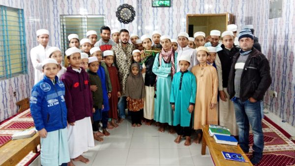 নাট্যনির্মাতা কামাল আহমদের জন্মদিনে এতিমদের খাবার বিতরণ - Natun Sylhet