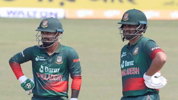 ওপেনিং জুটি ভাঙলো ফারুকি - Natun Sylhet